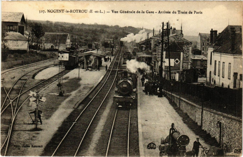 Carte postale ancienne Nogent-le-Rotrou - Vue générale de la Gare - Arrivée du Train à Nogent-le-Rotrou