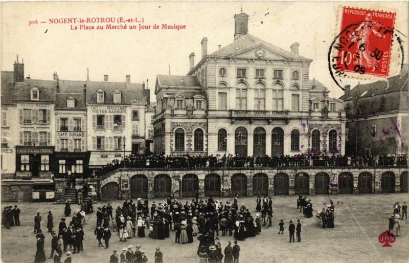 Carte postale ancienne Nogent-le-Rotrou - La Place du Marché un jour de Musique à Nogent-le-Rotrou