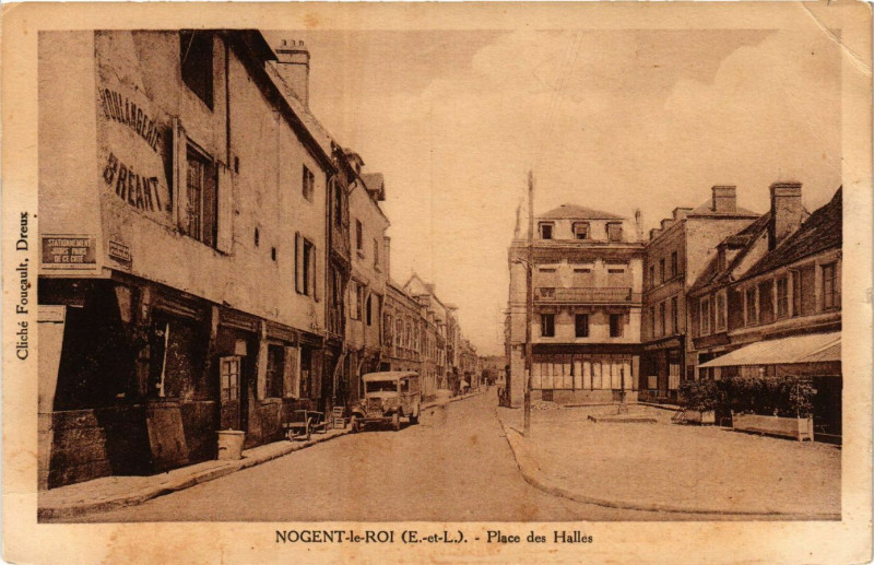 Carte postale ancienne Nogent-le-Roi - Place des Halles à Nogent-le-Roi