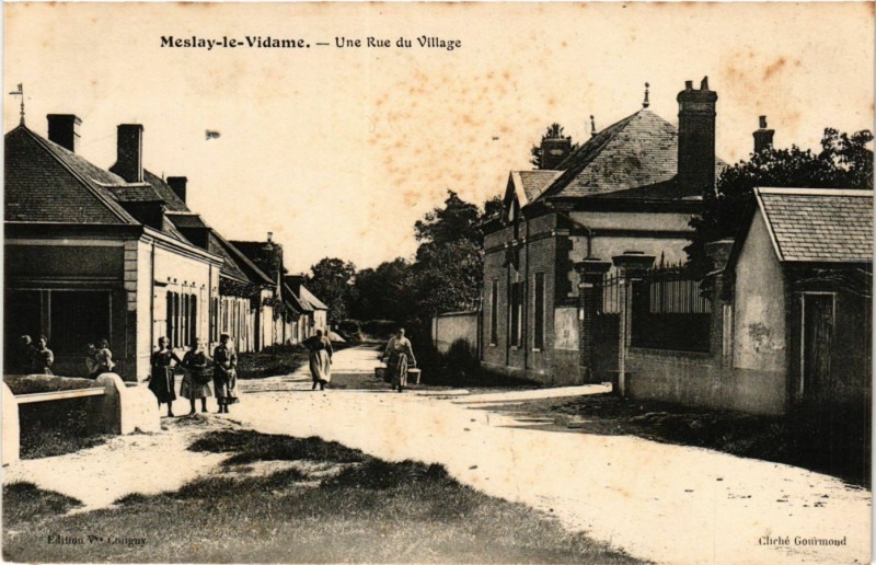 Carte postale ancienne Meslay-le-Vidame - Une Rue du Village à Meslay-le-Vidame