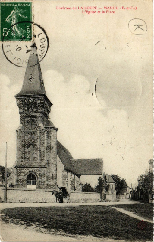 Carte postale ancienne Manou - Environs de La Loupe - L'Eglise et la Place à Manou