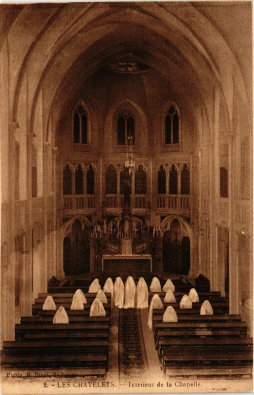 Carte postale ancienne Les Chatelets - Interieur de la Chapelle aux Châtelets