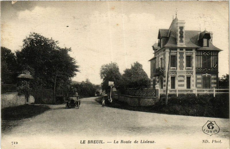 Carte postale ancienne Le Breuil - La Route de Lisieux