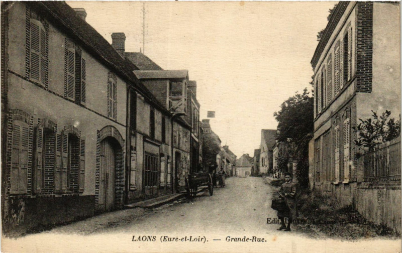 Carte postale ancienne Laons - Grande-Rue à Laons