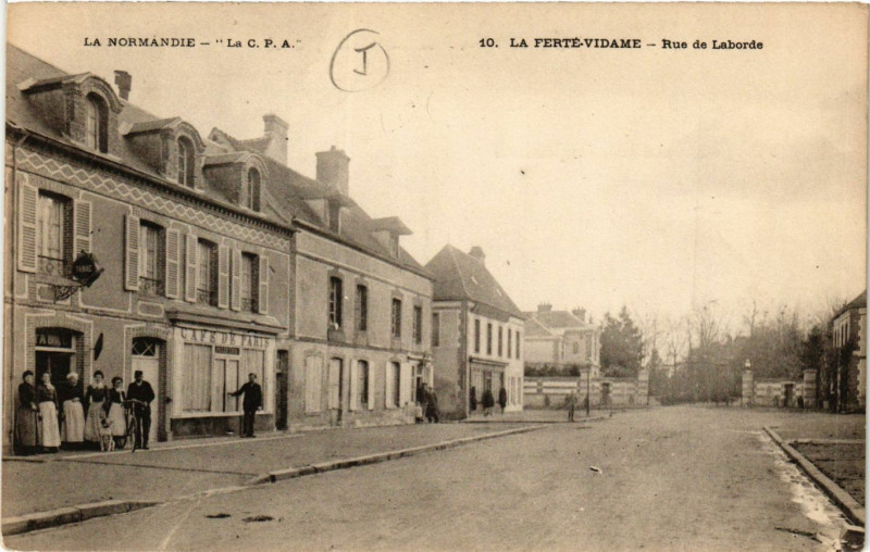Carte postale ancienne La Ferte-Vidame - Rue de Laborde à La Ferté-Vidame
