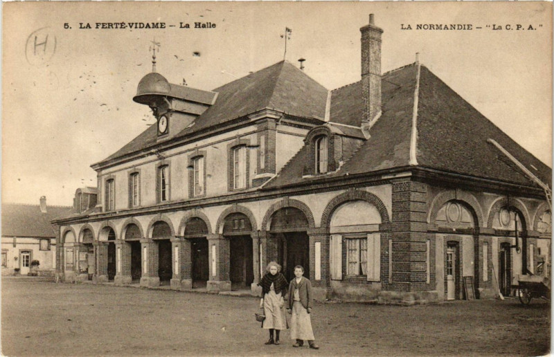 Carte postale ancienne La Ferte-Vidame - La Halle à La Ferté-Vidame