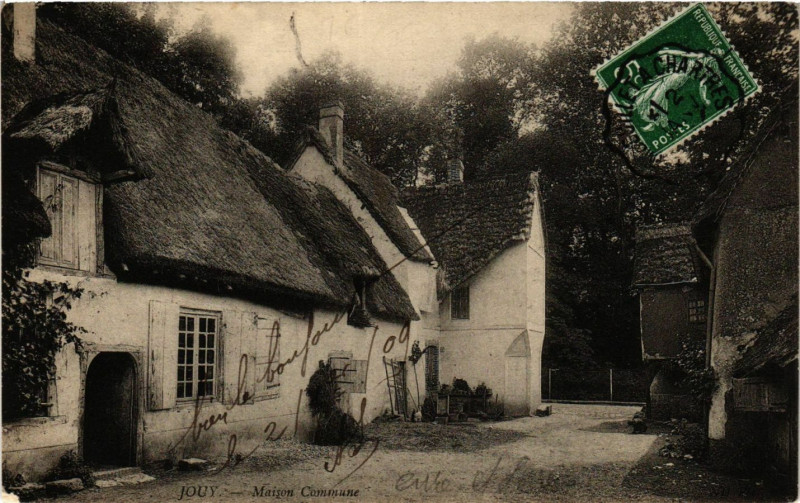 Carte postale ancienne Jouy - Maison Commune à Jouy