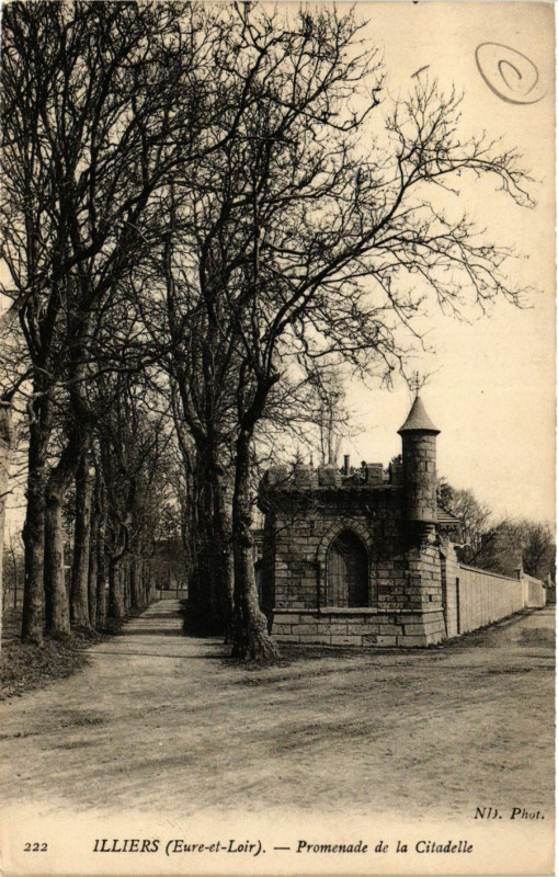Carte postale ancienne Illiers - Promenade de la Citadelle