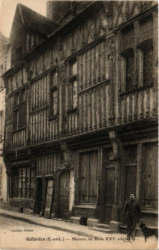Carte postale ancienne Gallardon - Maison de Bois XVIe siecle à Gallardon