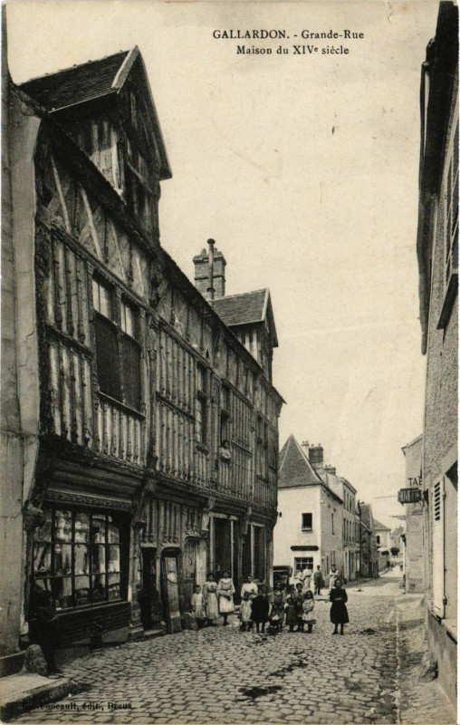 Carte postale ancienne Gallardon - Grande-Rue - Maison du XIVe siecle à Gallardon