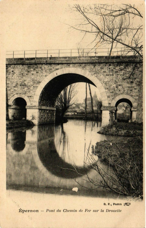 Carte postale ancienne Epernon - Pont du Chemin de fer sur la Drouette à Épernon