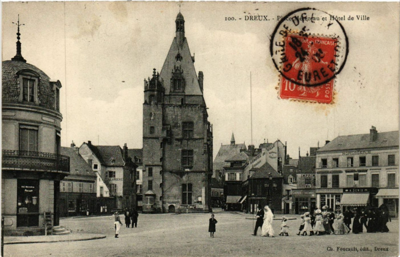 Carte postale ancienne Dreux - Place Mérezeau et Hotel de Ville à Dreux
