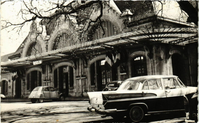 Carte postale ancienne Dreux - La Gare à Dreux