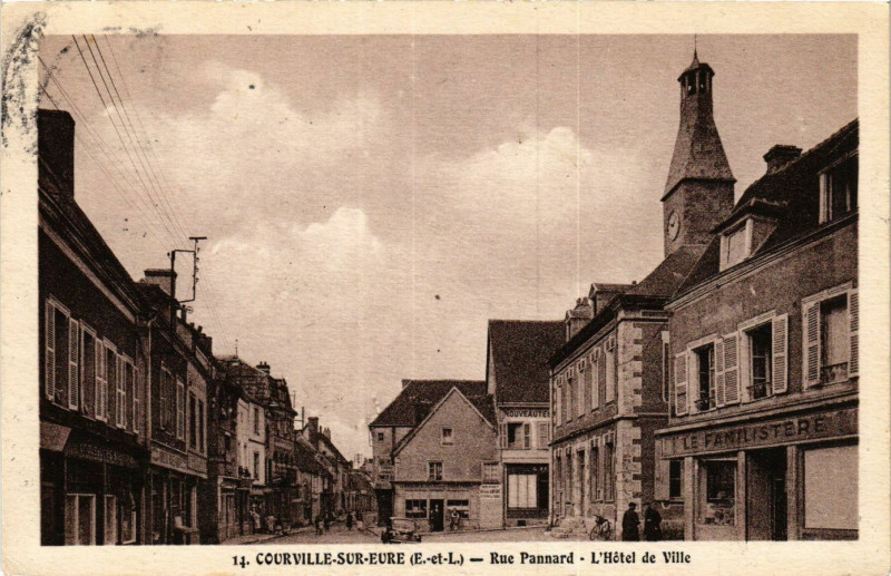 Carte postale ancienne Courville-sur-Eure - Rue Pannard - L'Hotel de Ville à Courville-sur-Eure