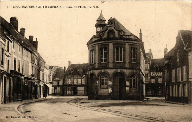 Carte postale ancienne Chateauneuf-en-Thymerais - Place de l'Hotel de Ville à Châteauneuf-en-Thymerais