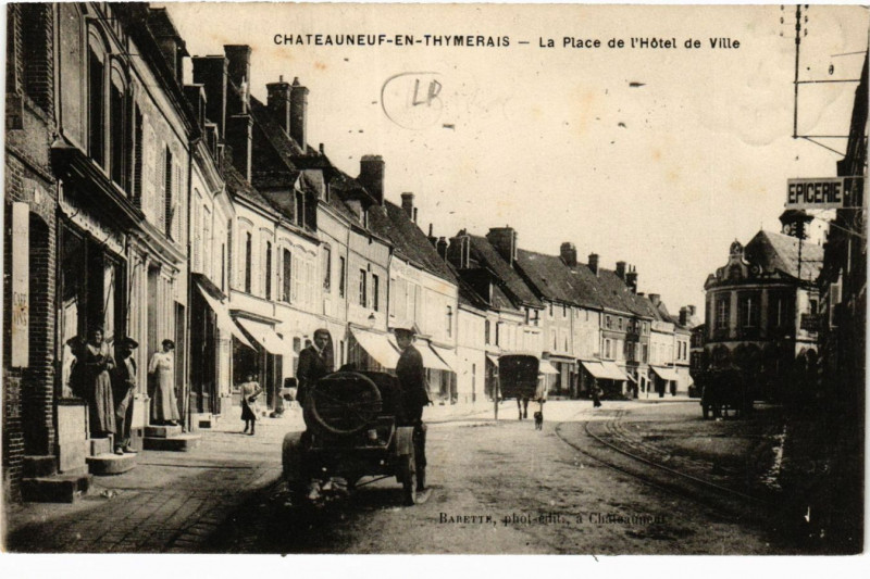 Carte postale ancienne Chateauneuf-en-Thymerais - La Place de l'Hotel de Ville à Châteauneuf-en-Thymerais
