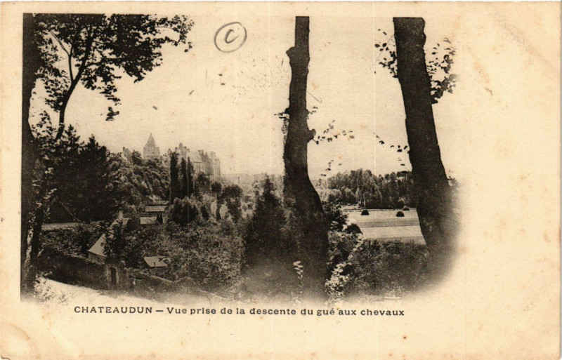 Carte postale ancienne Chateaudun - Vue prise de la descente du gué aux chevaux à Châteaudun