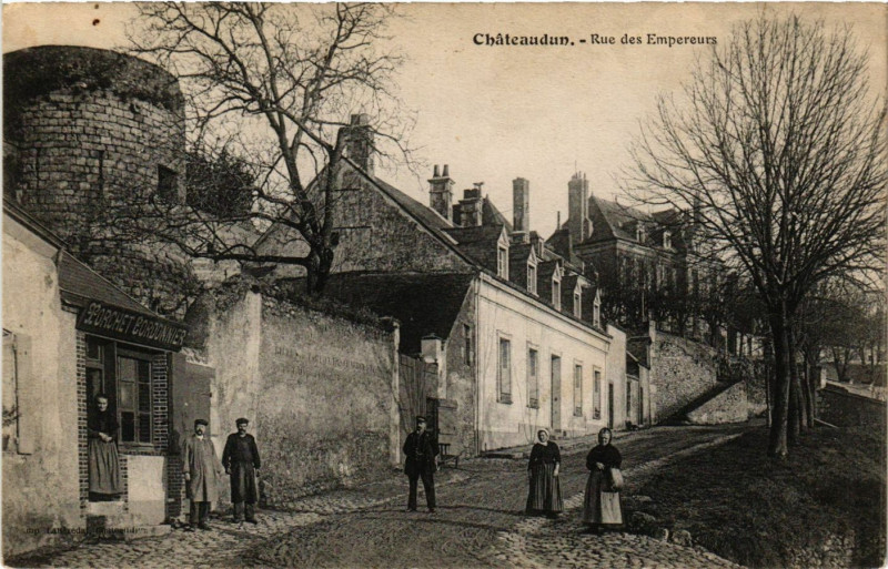 Carte postale ancienne Chateaudun - Rue des Empereurs à Châteaudun