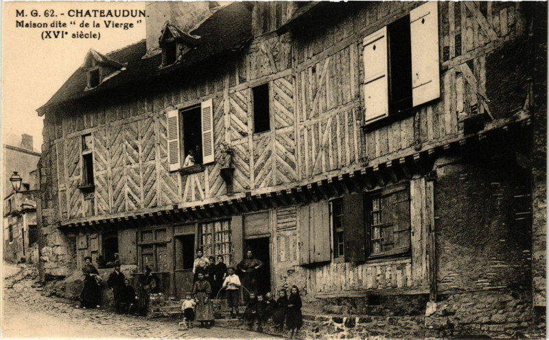 Carte postale ancienne Chateaudun - Maison dite de la Vierge à Châteaudun