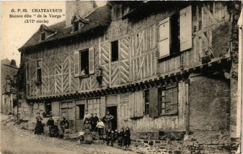 Carte postale ancienne Chateaudun - Maison dite de la Vierge à Châteaudun