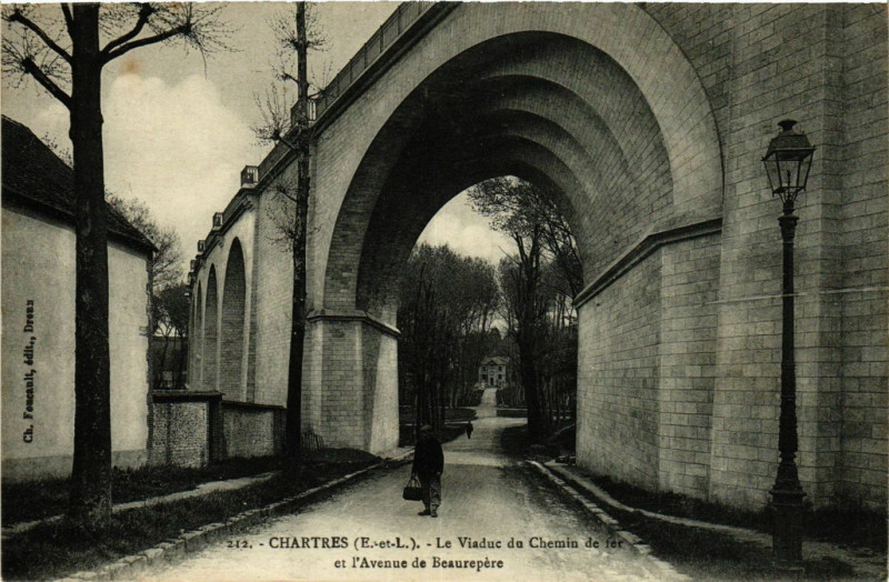 Carte postale ancienne Chartres - Le Viaduc du Chemin de fer - Avenue de Beaurepere à Chartres