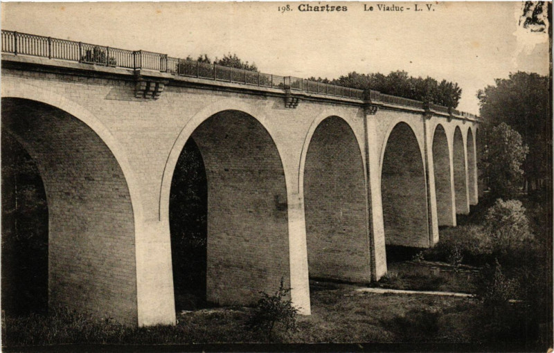 Carte postale ancienne Chartres - Le Viaduc à Chartres