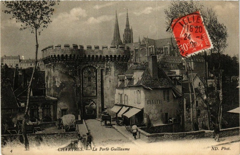 Carte postale ancienne Chartres - La Porte Guillaume à Chartres