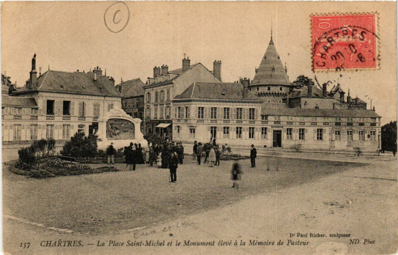 Carte postale ancienne Chartres - La Place St-Michel et le Monument de Pasteur à Chartres