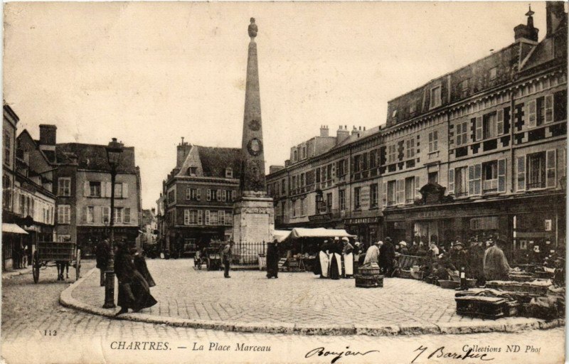 Carte postale ancienne Chartres - La Place Marceau à Chartres