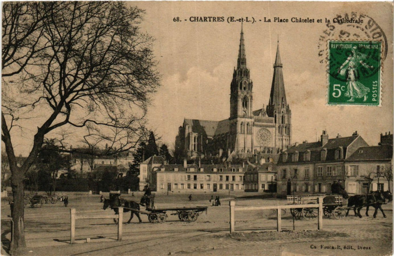 Carte postale ancienne Chartres - La Place Chatelet et la Cathédrale à Chartres