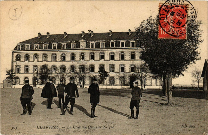 Carte postale ancienne Chartres - La Cour du Quartier Nigre à Chartres