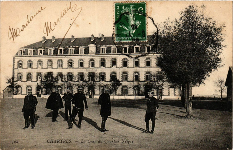 Carte postale ancienne Chartres - La Cour du Quartier Neigre à Chartres