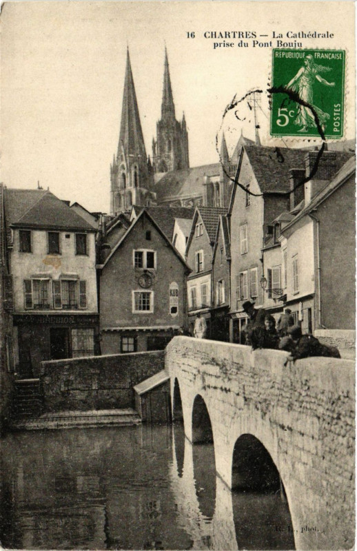 Carte postale ancienne Chartres - La Cathédrale prise du Pont Bouju à Chartres