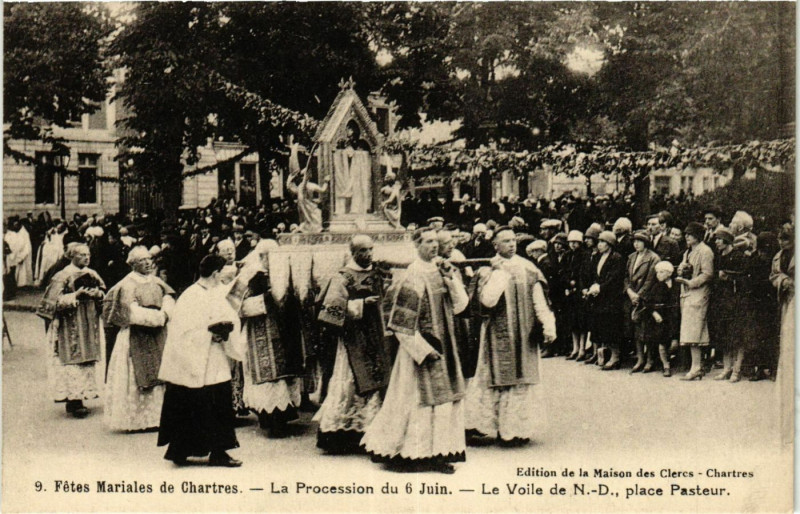 Carte postale ancienne Chartres - Fetes Mariales de Chartres - La Procession à Chartres