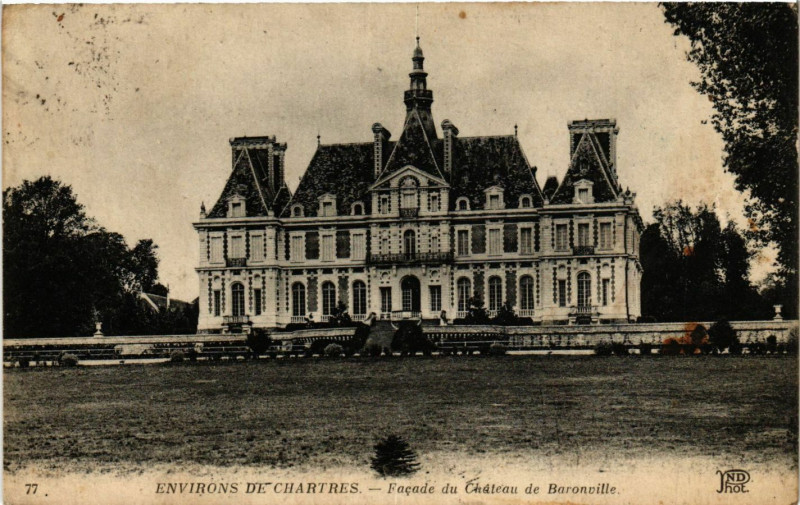 Carte postale ancienne Chartres - Environs - Facade du Chateau de Baronville à Chartres