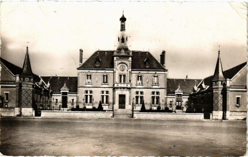 Carte postale ancienne Brou - L'Hotel de Ville à Brou