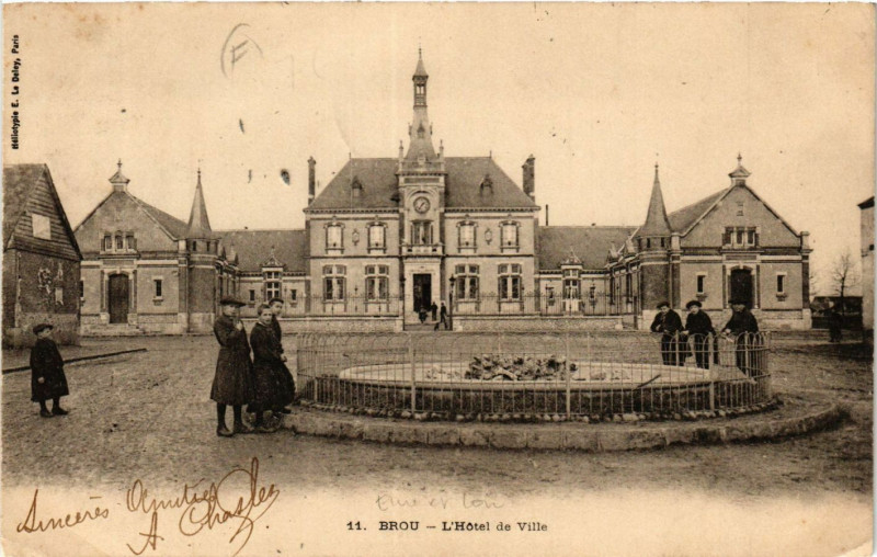 Carte postale ancienne Brou - L'Hotel de Ville à Brou