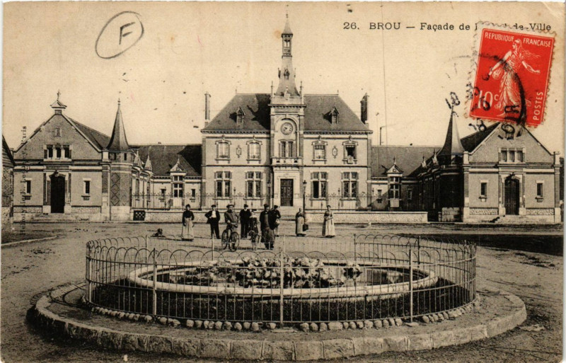 Carte postale ancienne Brou - Facade de l'Hotel de Ville à Brou