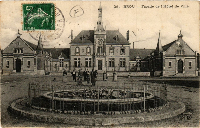 Carte postale ancienne Brou - Facade de l'Hotel de Ville à Brou