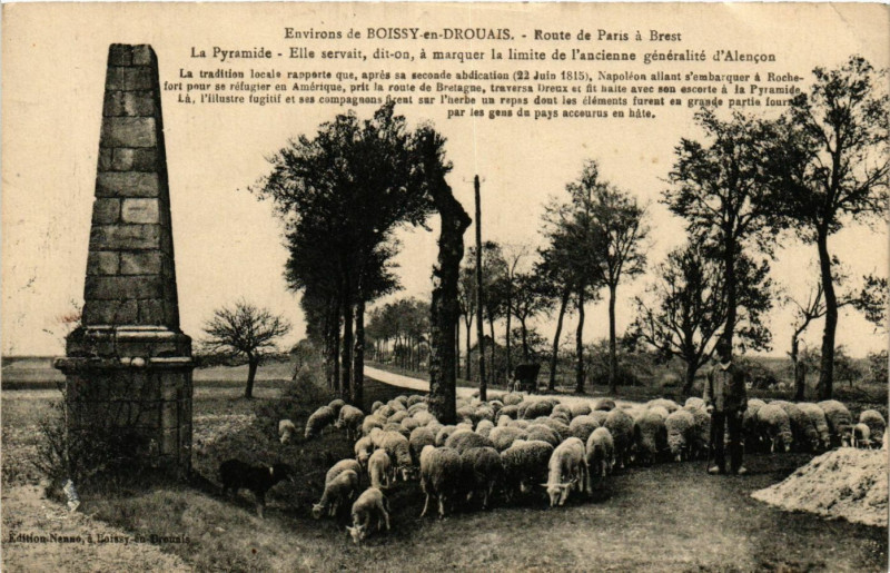 Carte postale ancienne Route de Paris à Brest - La Pyramide à Vert-en-Drouais