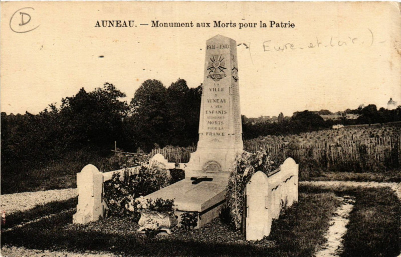 Carte postale ancienne Auneau - Monument aux Morts pour la Patrie