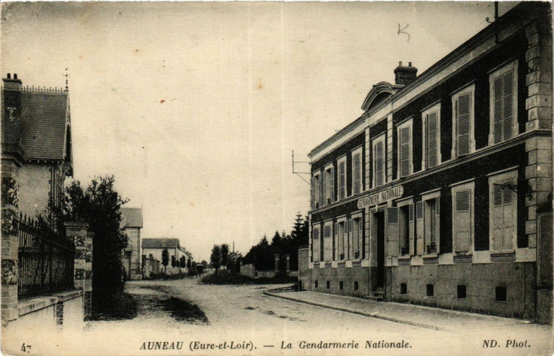 Carte postale ancienne Auneau - La Gendarmerie Nationale
