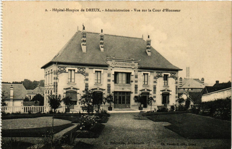 Carte postale ancienne Hopital-Hospice de Dreux - Vue sur la Cour d'Honneur à Dreux