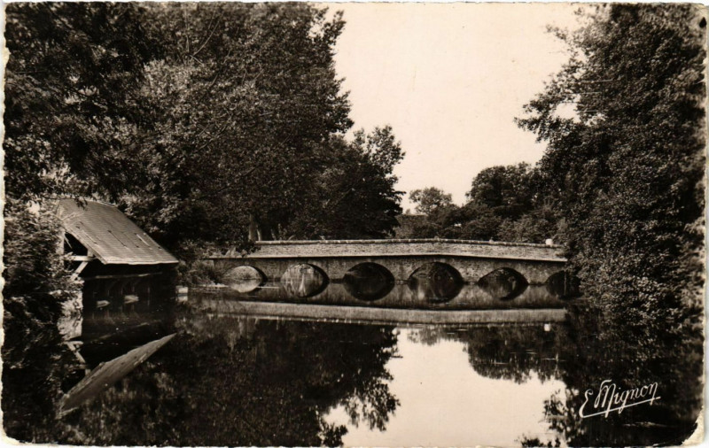 Carte postale ancienne Saint-Remy-sur-Avre - Le vieux Pont à Saint-Rémy-sur-Avre