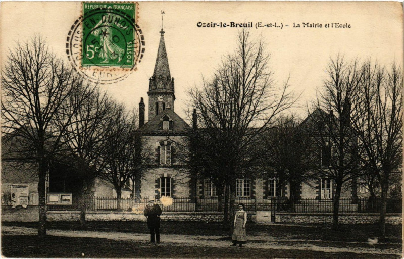 Carte postale ancienne Ozoir le Breuil - La Mairie et l'Ecole