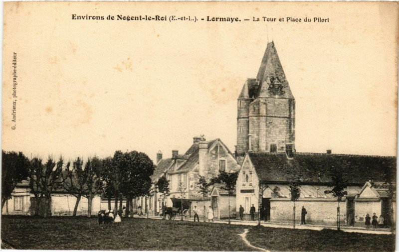 Carte postale ancienne Lormaye - La Tour et Place du Pilort à Lormaye