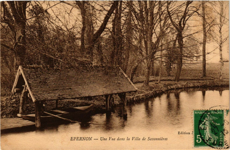 Carte postale ancienne Epernon - Une Vue dans la Villa de Savonnieres à Épernon