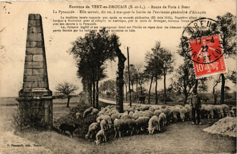 Carte postale ancienne Route de Paris à Brest - La Pyramide à Vert-en-Drouais