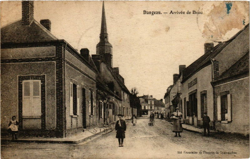 Carte postale ancienne Dangeau - Arrivee de Brou à Dangeau
