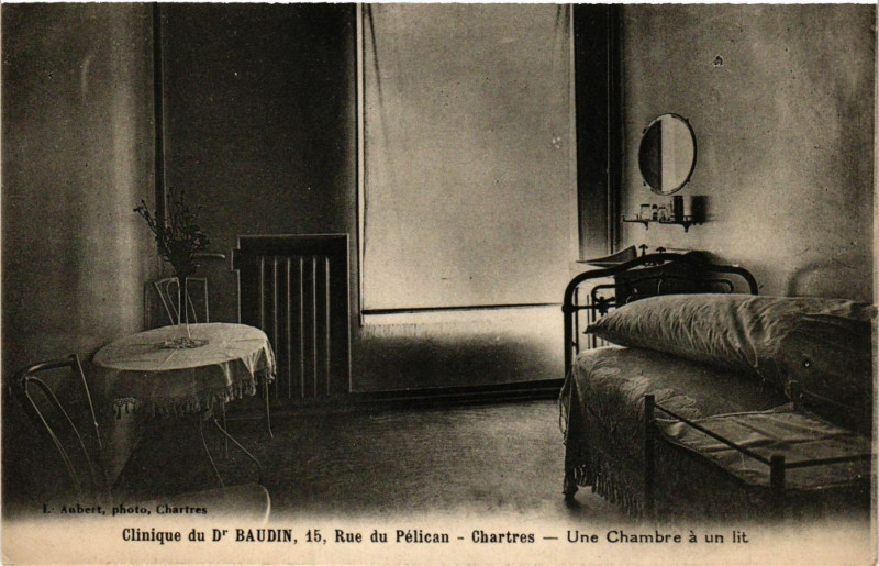 Carte postale ancienne Chartres - Une Chambre a un lit à Chartres